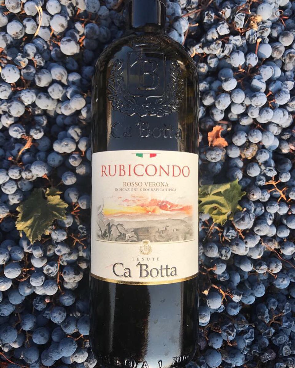 RUBICONDO CA’BOTTA 
Rosso Verona IGT?

#CorvinaVeronese, #Merlot, #Rondinella ?
.
with a deep ruby ??color, 
with a dark red background
.
Nose: elegant light notes of herbs and tobacco aromas. 
In the mouth: red fruits, very ripe and dried fruits, marzipan with a chocolate topping in the finish. 
Wine, perfectly focused, impeccably harmonious, full body, smooth texture #Ca’Botta