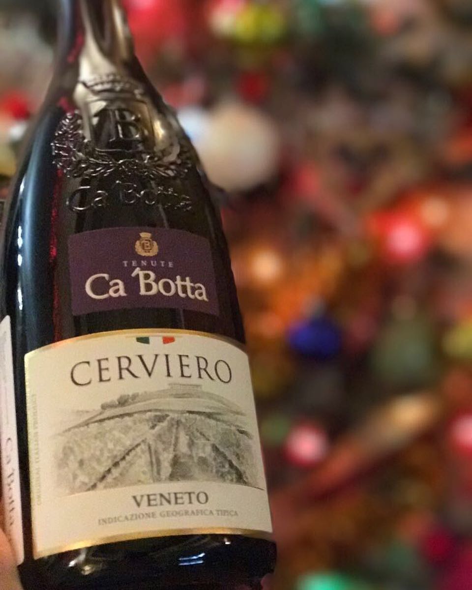Wishing you a very happy New Year! Celebrate the day with your loved ones and ring in the New Year with lots of joy! #cheers from Ca’Botta ?
Tantissimi auguri di Buon Anno! Che sia un’annata stupenda! Cin-Cin #CaBotta